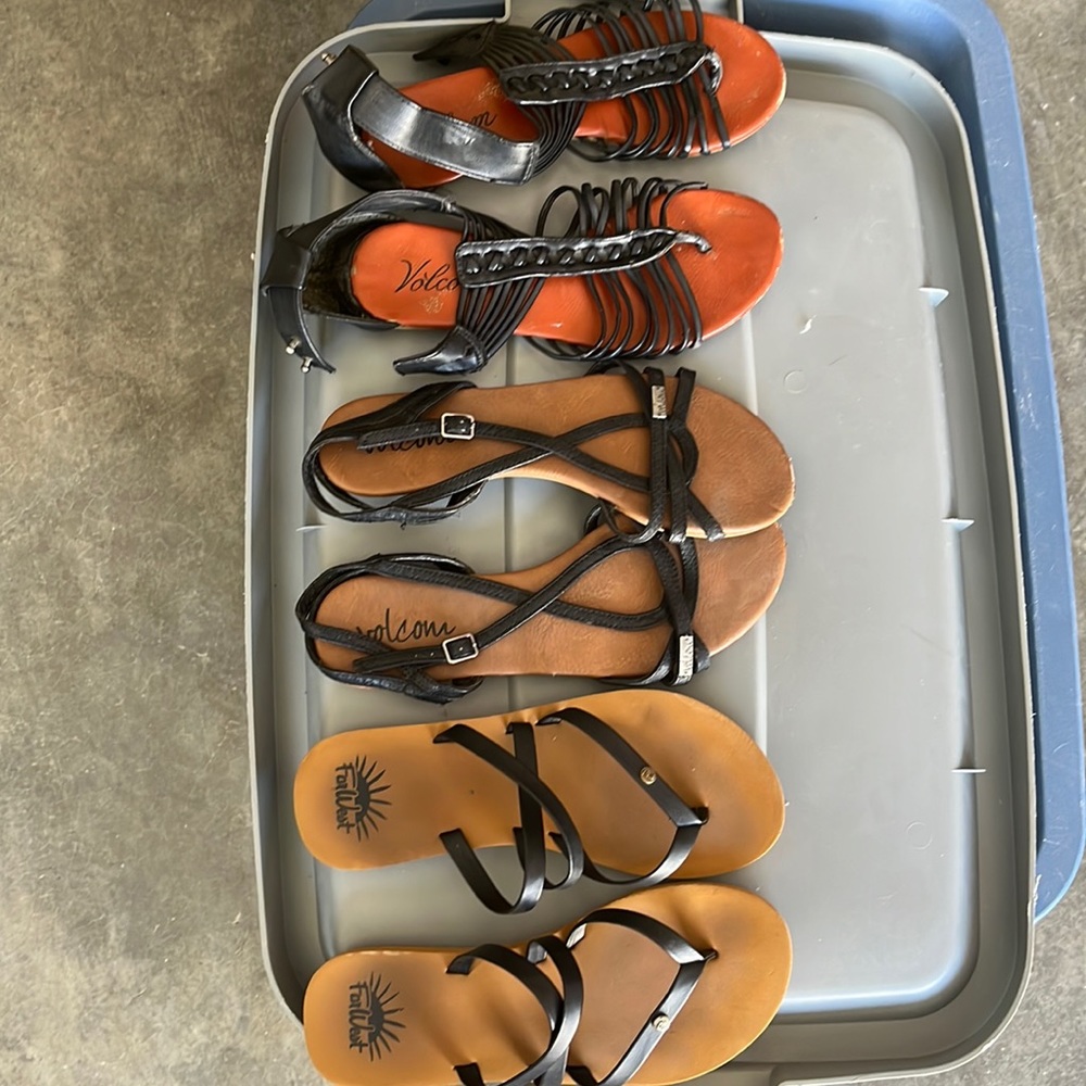 Size 6 Volcom sandals